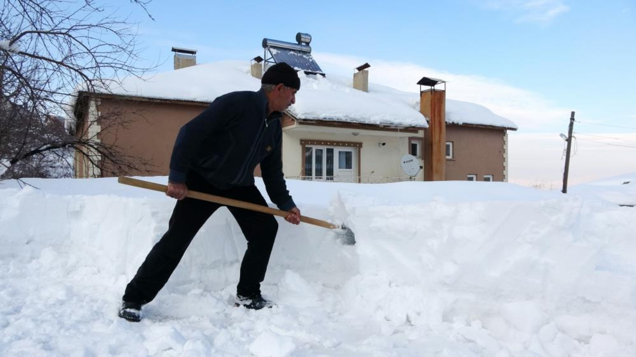 Muş'ta kar 1 metreyi geçince müstakil evler kar altında kaldı